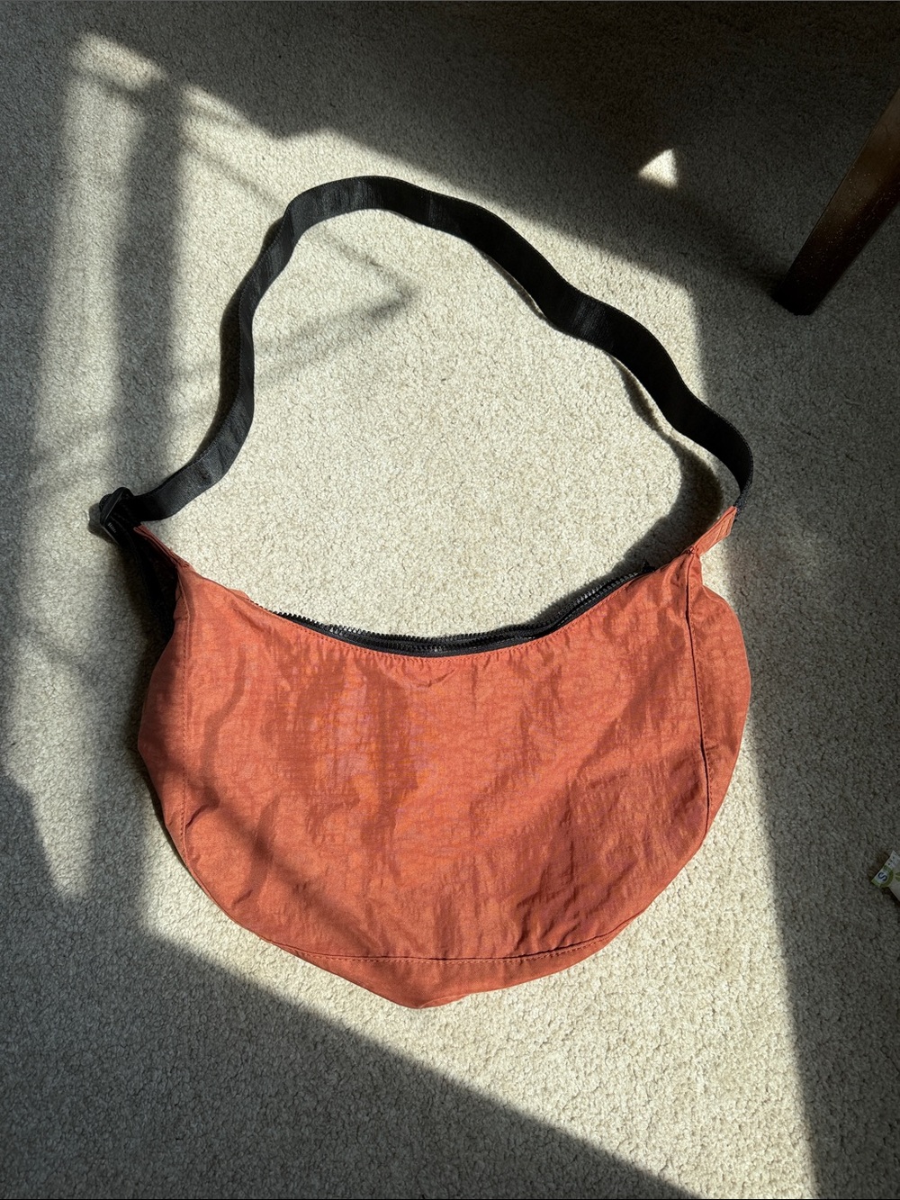 BAGGU RHUBARB NYLON CRESCENT - Picture 1 of 1